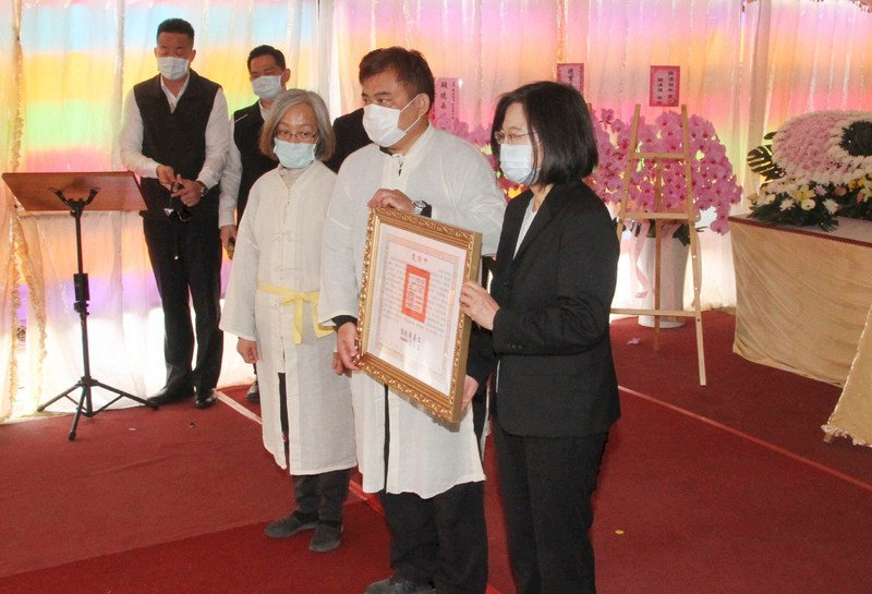 頒贈褒揚令 總統：崑濱伯一生腳踏實地 讓大家更認識台灣農業
