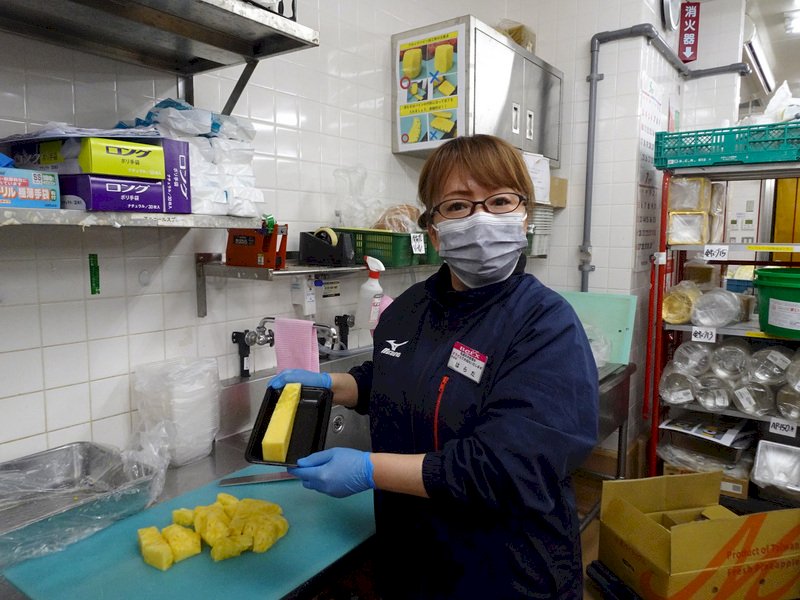 日人挺台買鳳梨  超市員工「殺」得與有榮焉