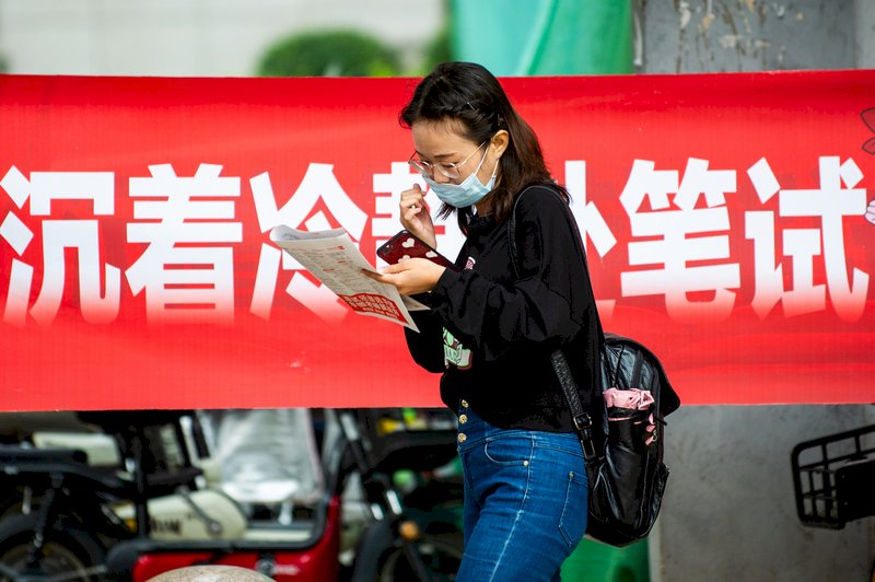 中國求職者搶捧鐵飯碗 已逾260萬人報考公務員