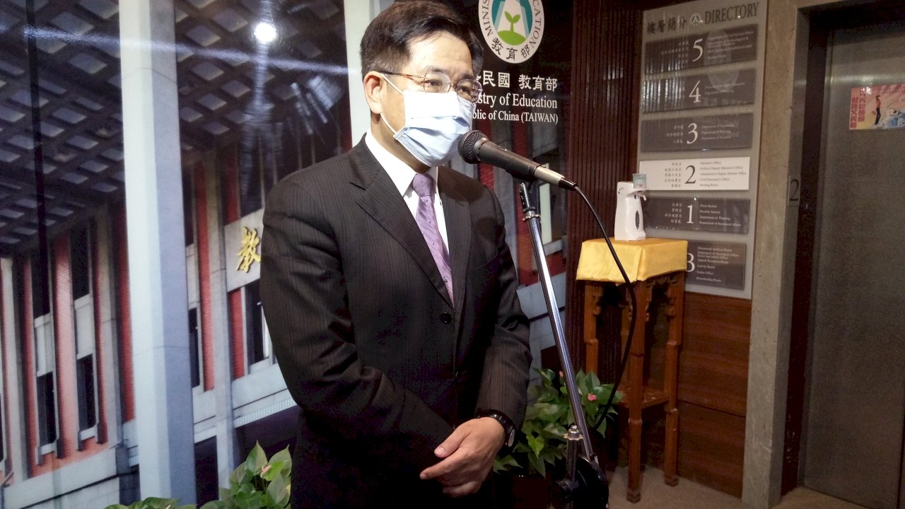 萬人球賽照打 表藝團體賽卻停辦 教長說分明