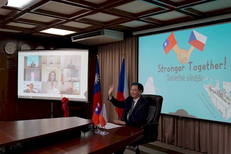 台灣贈捷克口罩生產線啟用 吳釗燮維特齊同框剪綵
