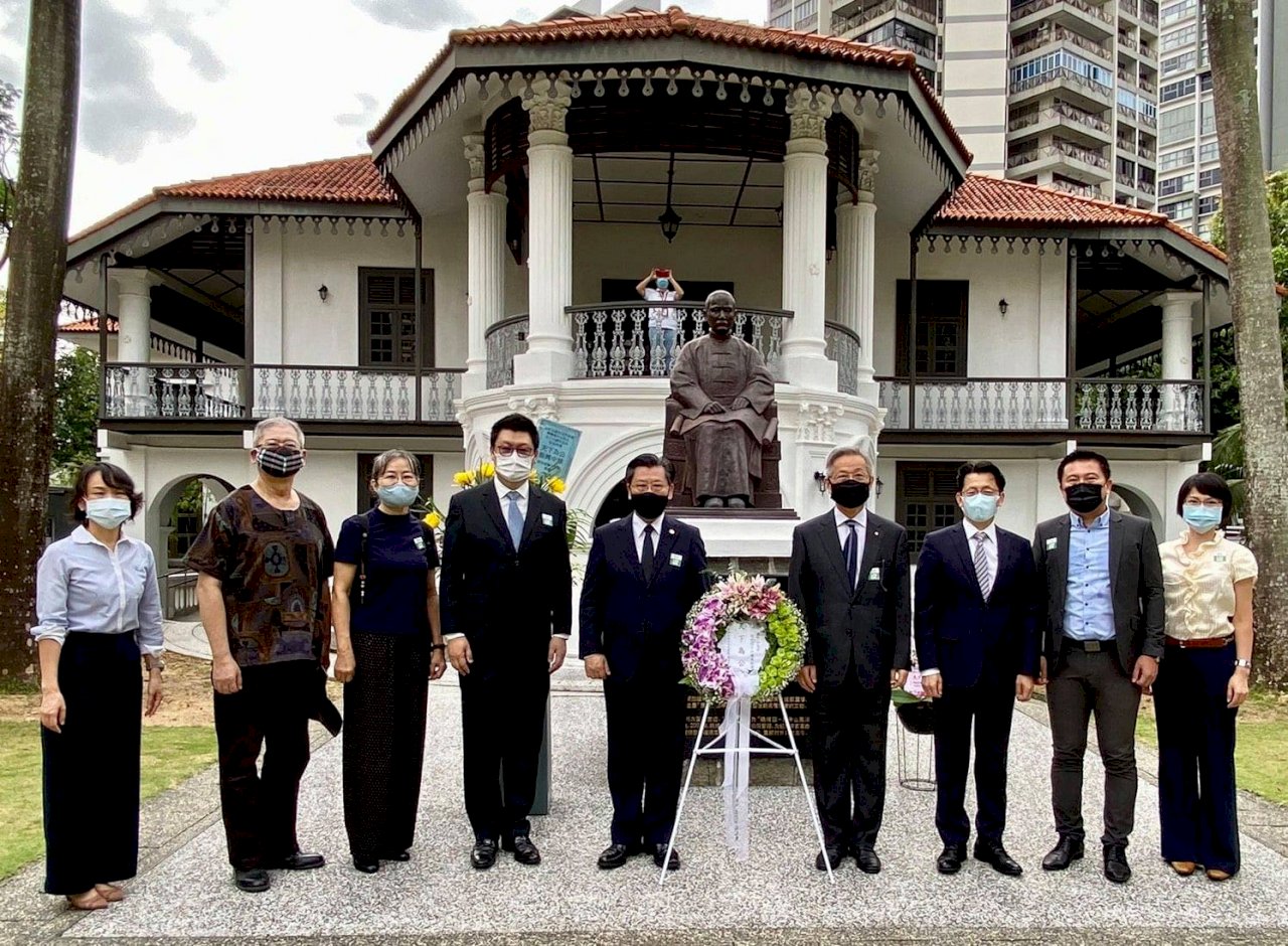 國父逝世96週年 駐星代表赴晚晴園獻花致敬