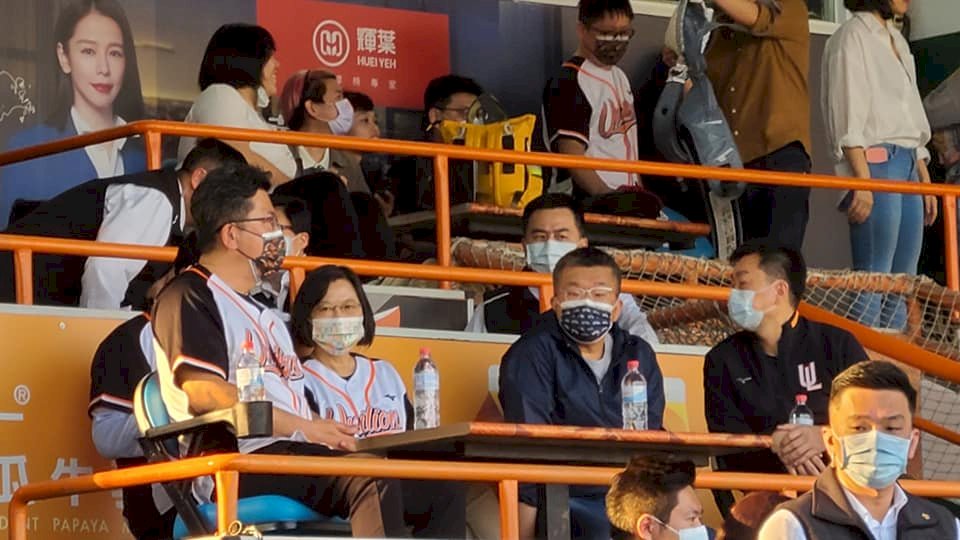 蔡總統親臨中職開幕戰 穿1號球衣與球迷同樂