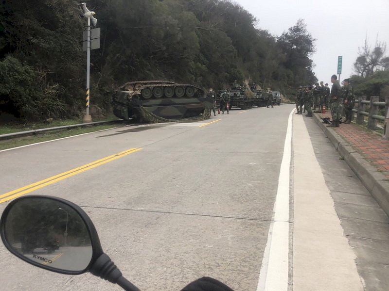 馬祖國軍裝甲車傾斜撞山壁翻覆 人員均無礙