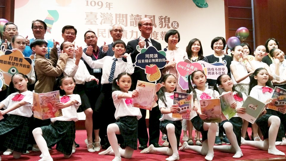 疫情促全民狂讀書 電子書借閱量大增 女性借書量首下滑 (影音)