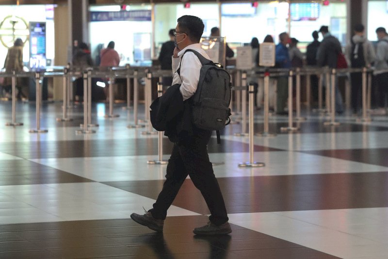 疫情衝擊 近6成上班族收入下滑近8%