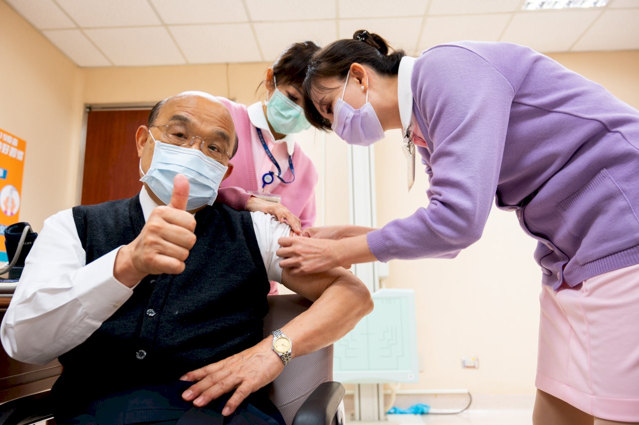 AZ疫苗今全台開打 蘇揆、陳時中大清早領銜接種 (影音)