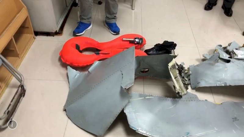 漏夜搜尋飛官潘穎諄 海岸發現鞋子救生衣機骸 (影音)