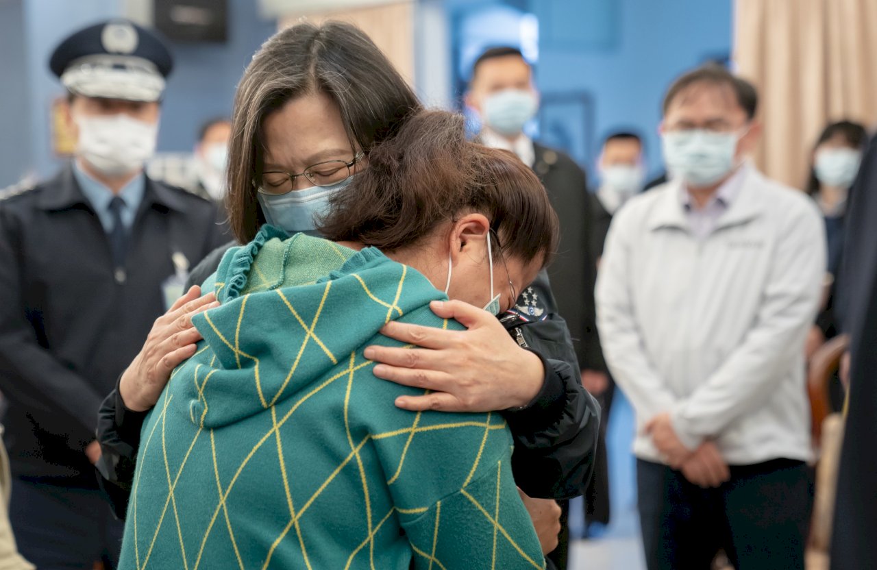 探視F-5E事故飛官家屬 總統：持續搜救 不放棄希望