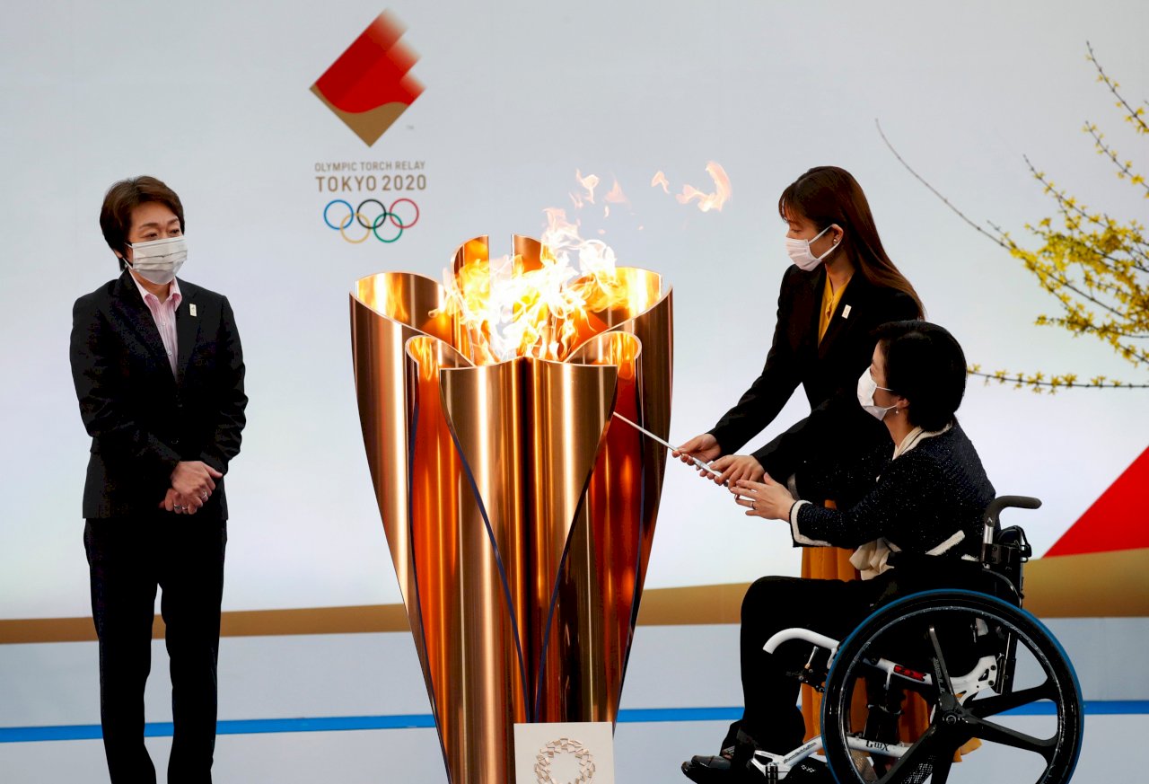 石原聰美點東奧聖火 國腳起跑萬人121天跑遍日本