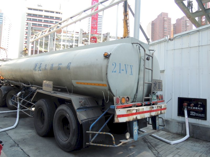 中部建商提供地下水 &nbsp;台積電出動水車載運(影音)