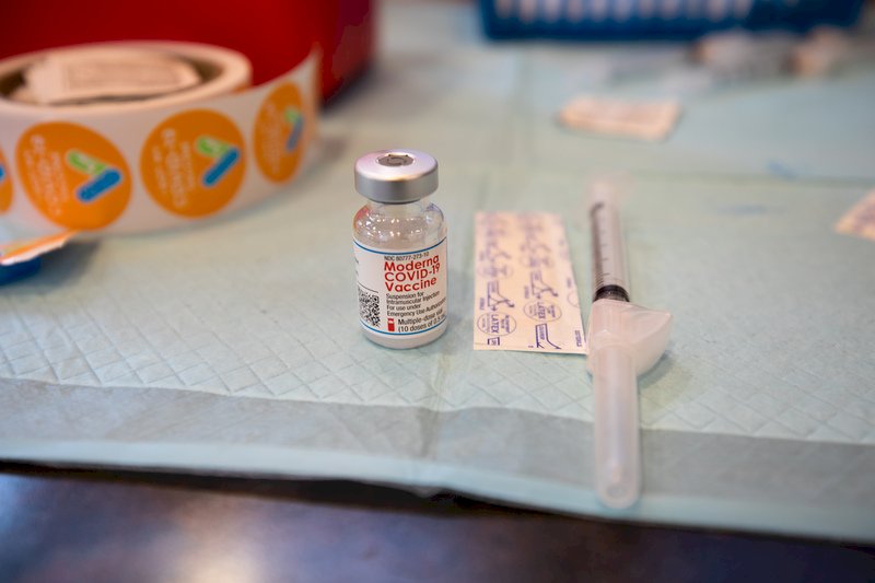 英國開始施打莫德納疫苗 並將公布AZ疫苗報告