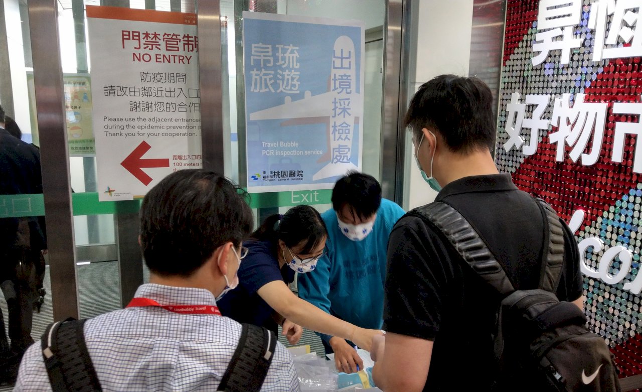 帛琉「旅遊泡泡」要出發了 旅客超開心 提前6小時採檢不喊累