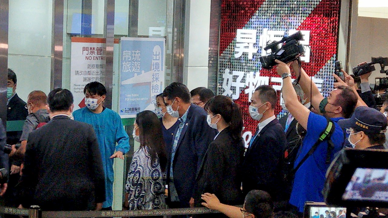 帛琉總統惠恕仁今返回帛琉 比照團客一早抵桃機採檢
