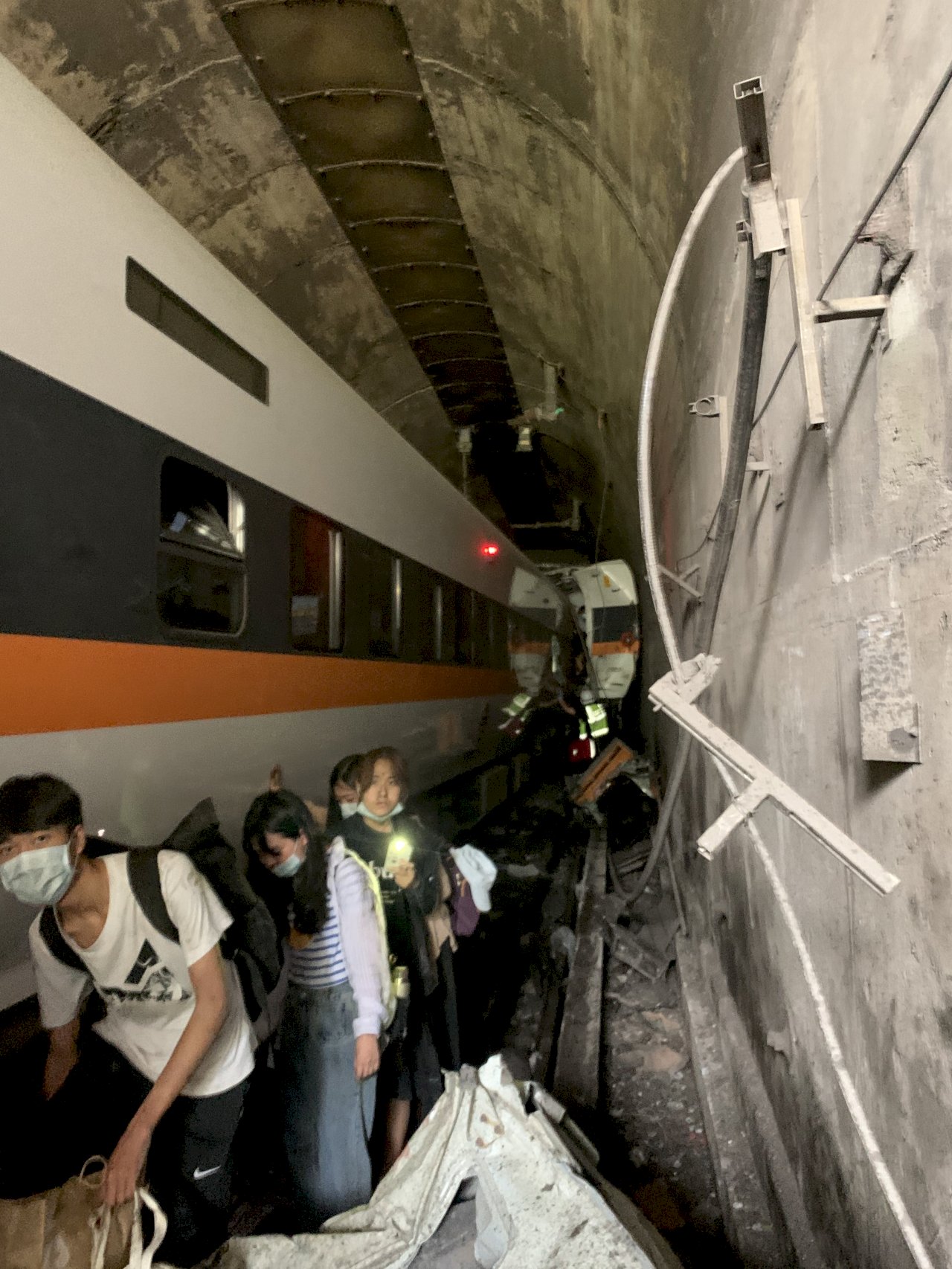 太魯閣號出軌/ 4人無呼吸心跳  5至8節車廂變形卡在隧道中