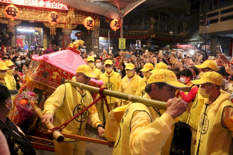 白沙屯媽祖進香深夜起駕 數萬信徒情緒高昂相隨