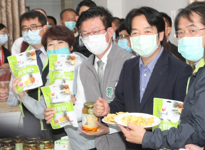 蓬佩奧曬照大啖台南鳳梨乾  黃偉哲邀到產地品嘗