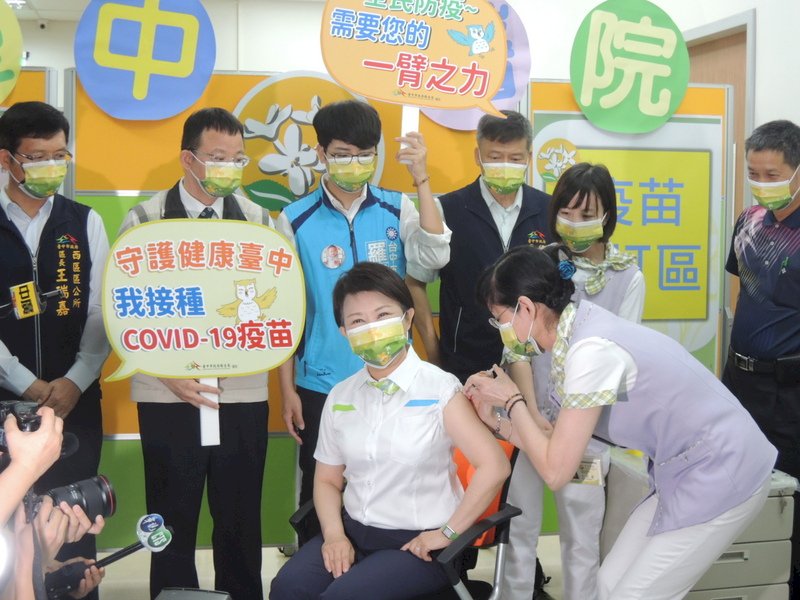 接種AZ疫苗 盧秀燕：首長應以身作則 親身體驗供市民參考