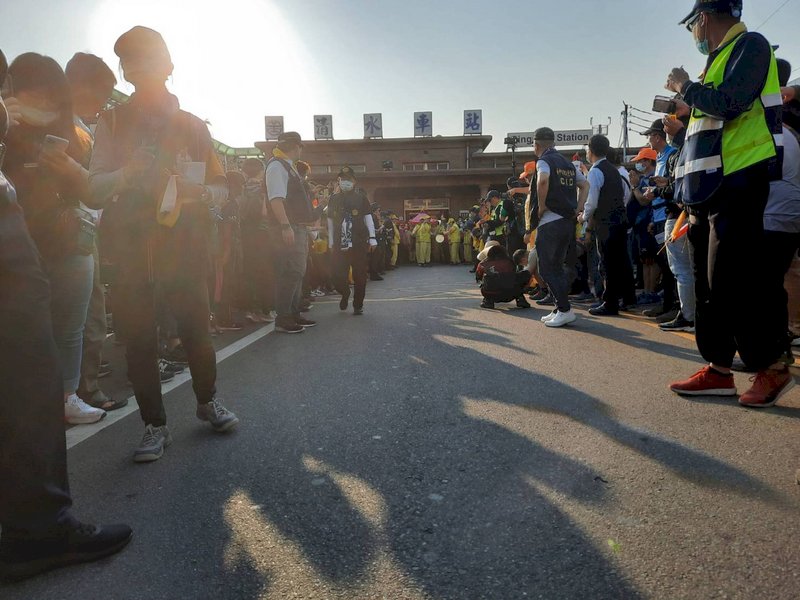 白沙屯媽祖停駕清水車站  信眾：給台鐵加持