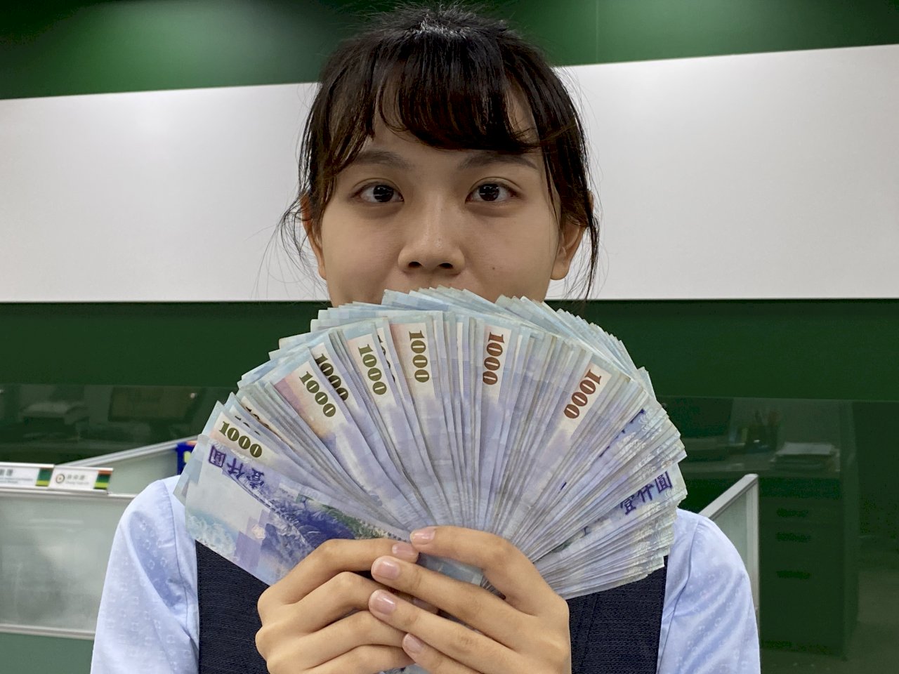 央行趁機踹一腳？新台幣升破31.5