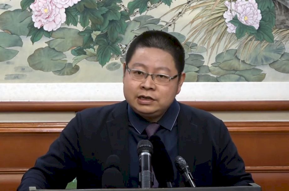 「忠誠的廢物」說後再炮轟！田飛龍：香港建制派有「兩面派」中西方利益兩頭拿