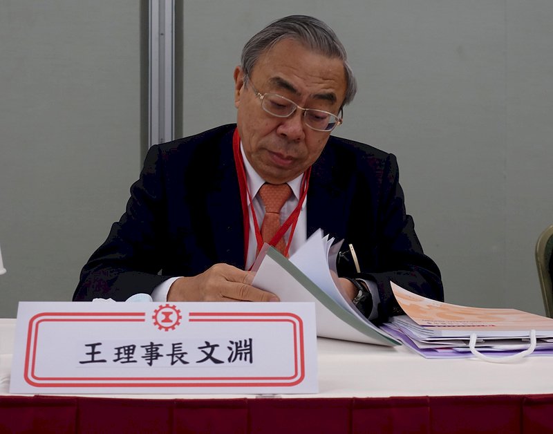 不滿秘書長蔡練生擅作決定 王文淵突辭工總理事長