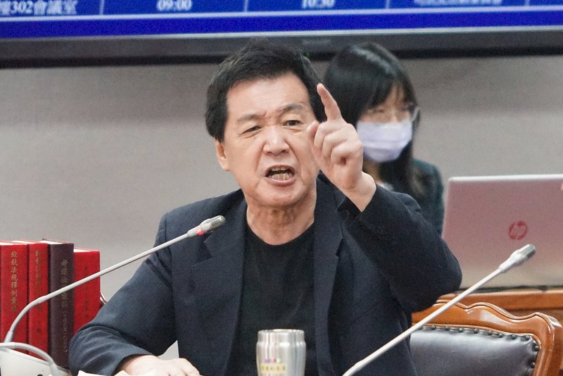 曹興誠批藍營 費鴻泰：郭台銘比你強1萬倍