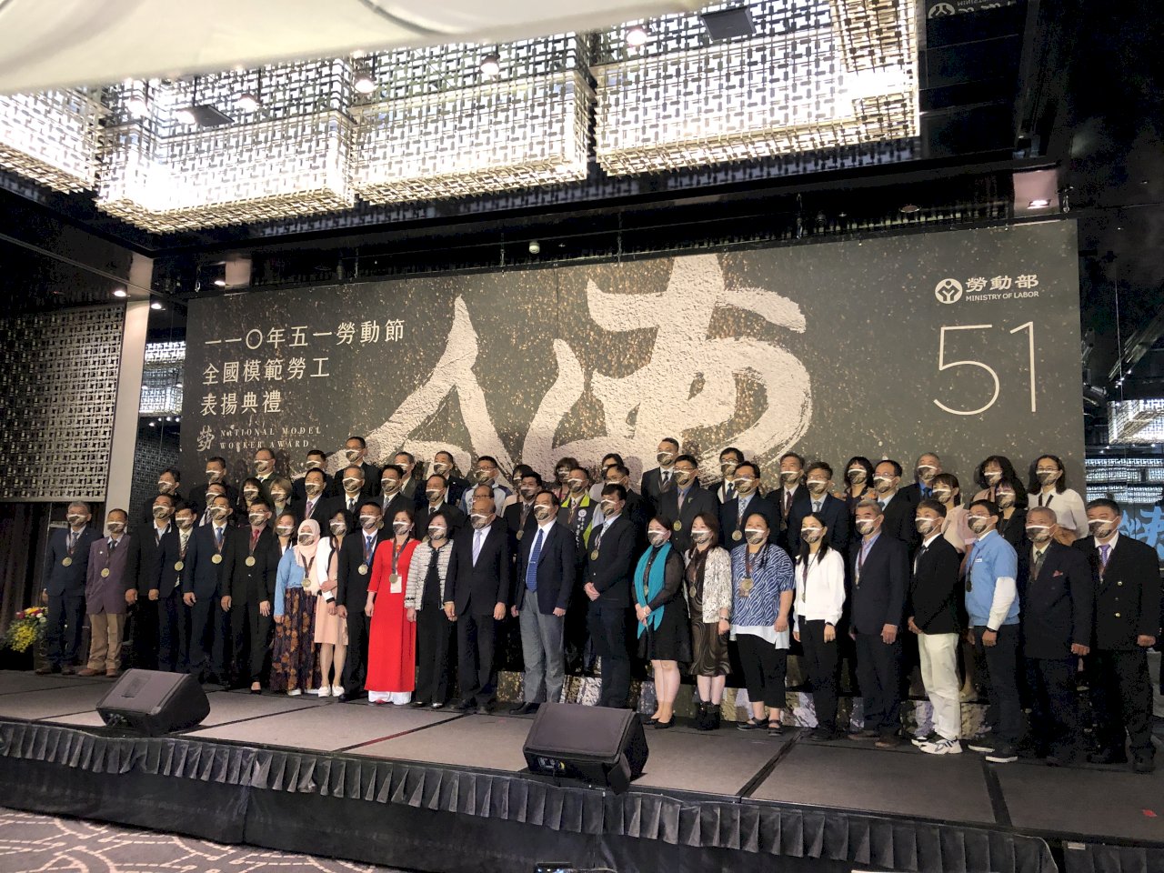五一模範勞工頒獎 蘇揆90度鞠躬感謝勞工朋友