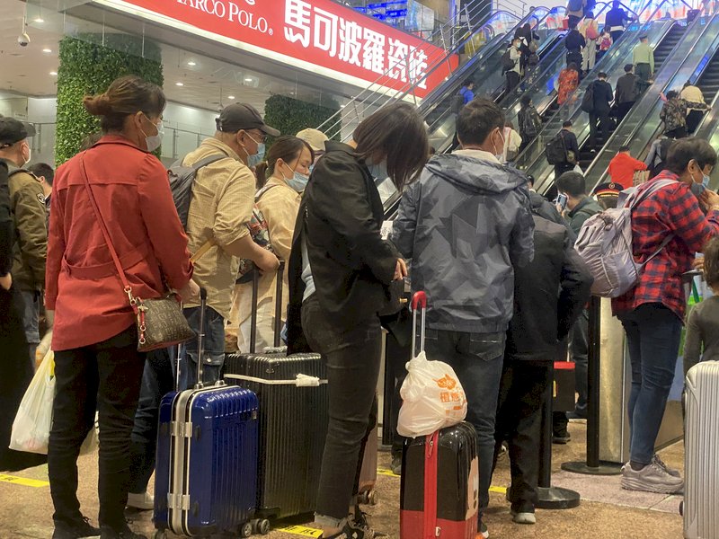 五一首日就癱瘓 旅客：假期毀在北京西站