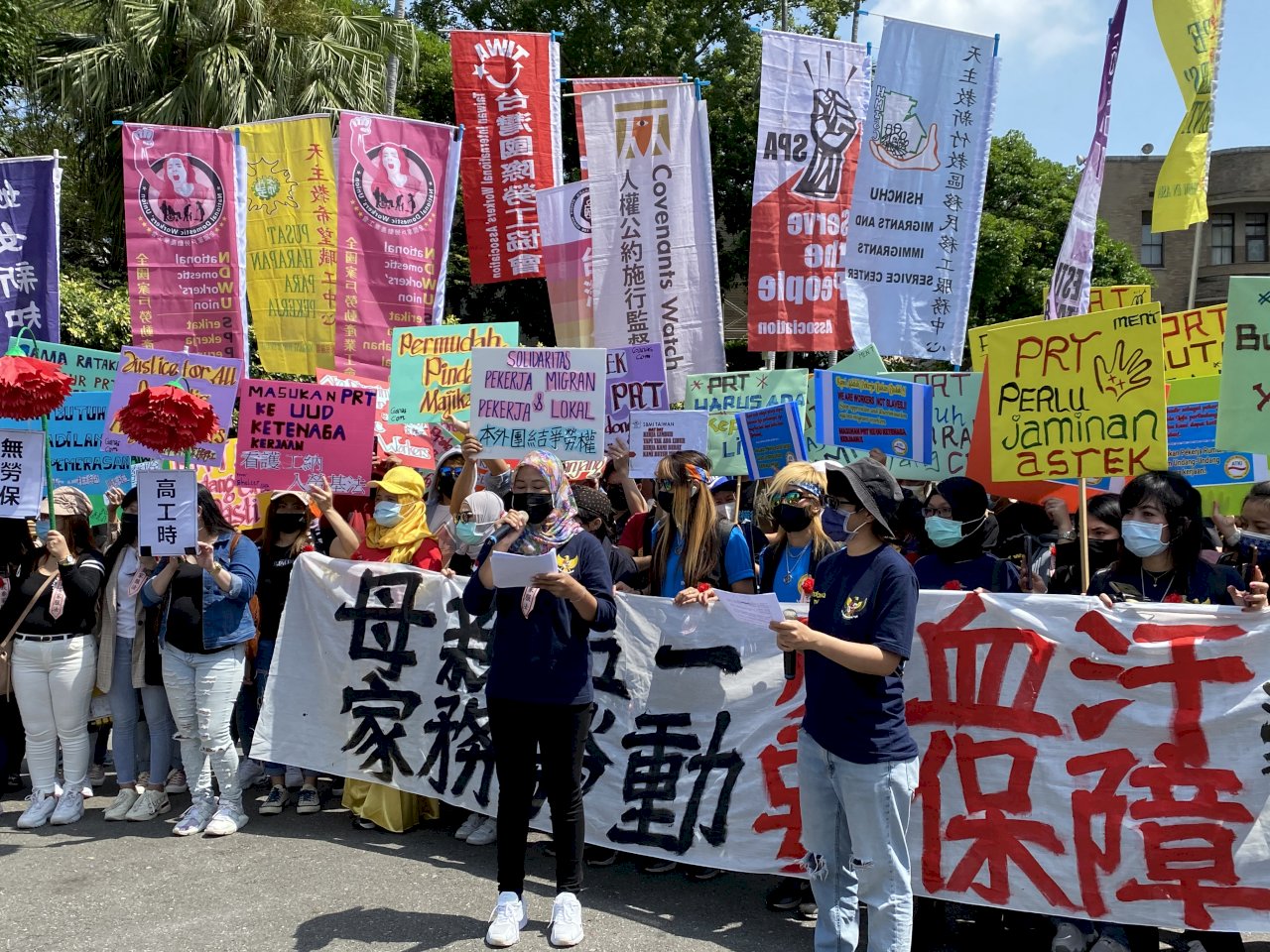 平均工時逾10個小時 外籍看護工怨轉換廠工情非得已