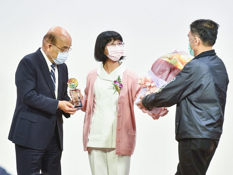 表揚部立醫院護理人員 蘇揆讚許讓台灣成亂世中福地