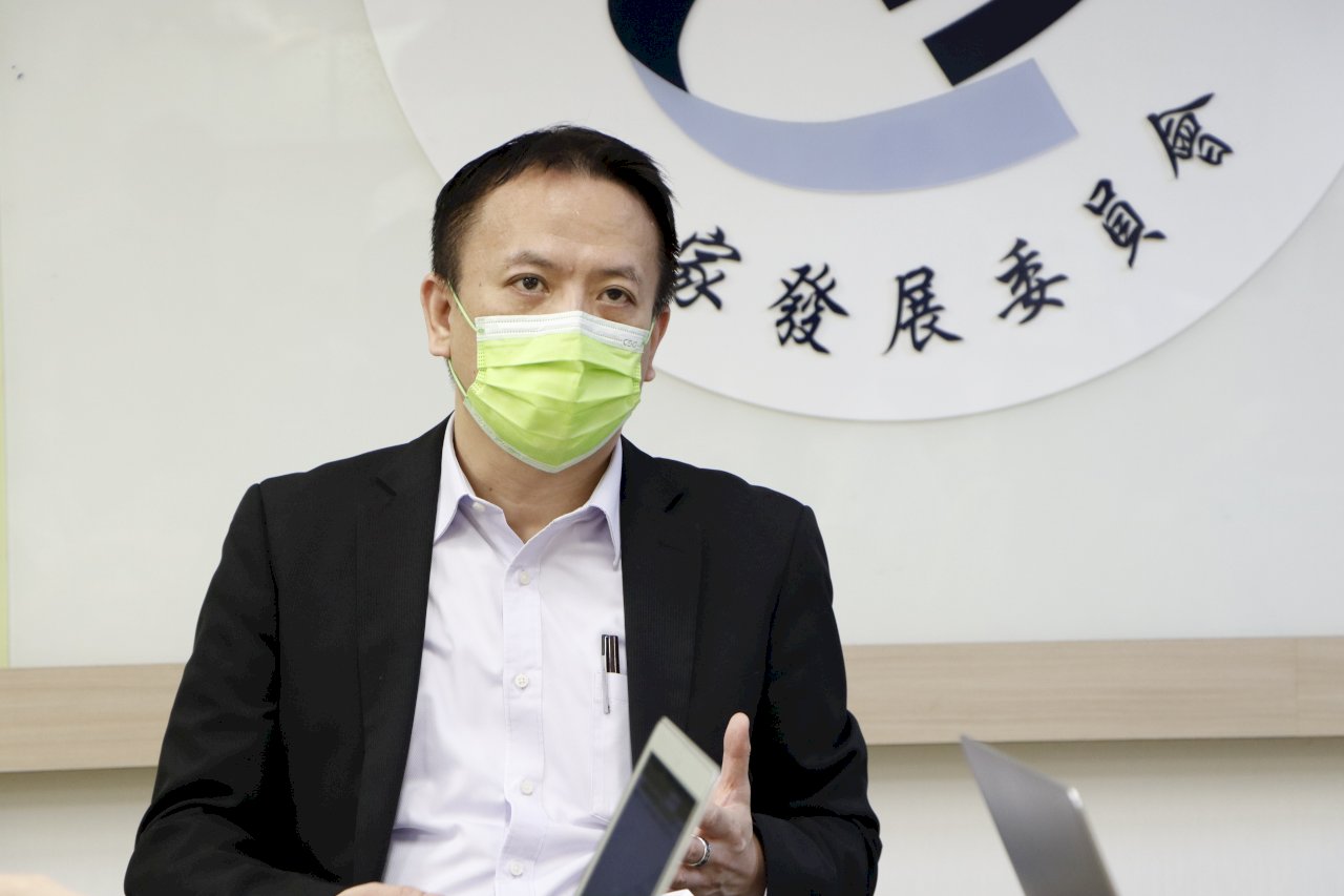 攬才專法放寬限制 國發會目標2030年國際專才破10萬人