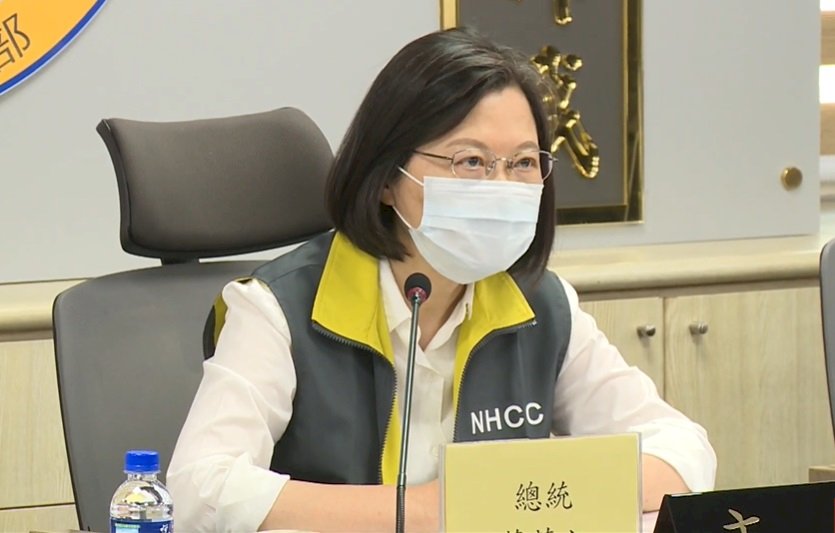 總統赴指揮中心打氣 籲提高警覺、相互體諒、接種疫苗