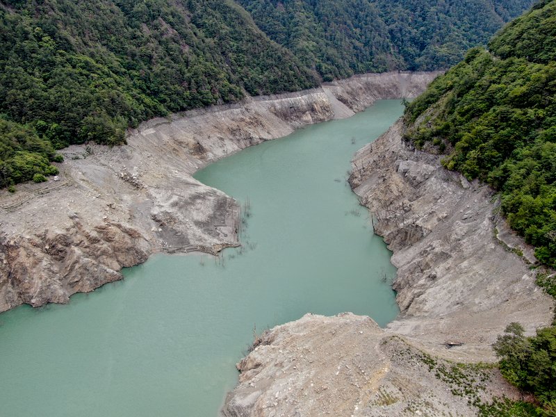 德基水庫水位跌破1325公尺 持續放水
