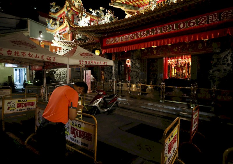 內政部：寺廟不得擲茭抽籤  暫停公祭等規定延長至28日