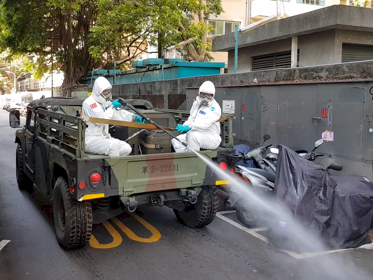 國軍33化兵群支援北市 於萬華進行第二波大消毒