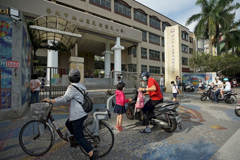 疫情仍在升高 雙北高中以下明起停課