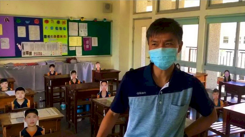 遠距教學不甘寂寞  國中老師列印學生頭像超搞笑