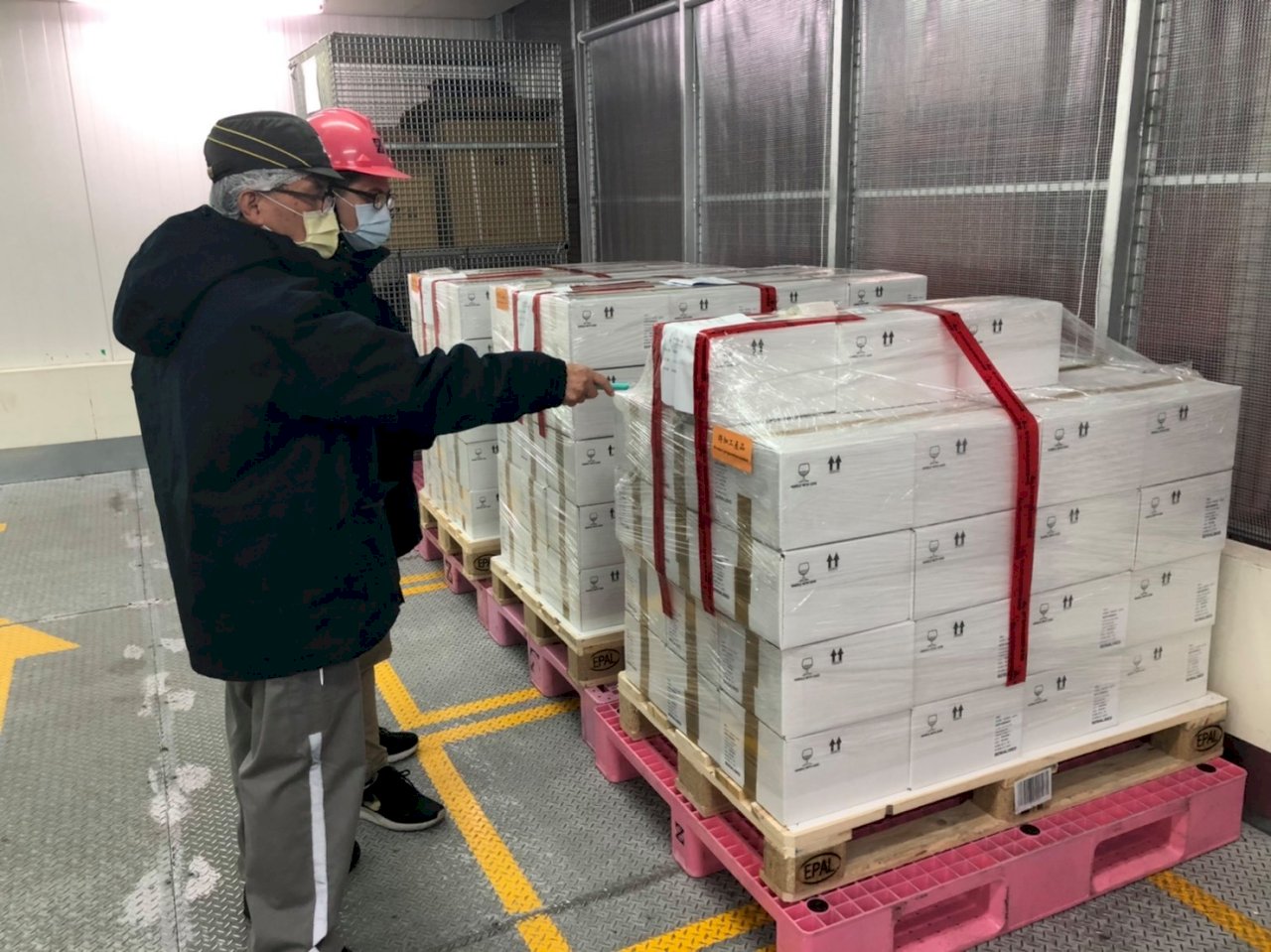 總統：AZ疫苗開始配送 醫護警消優先施打