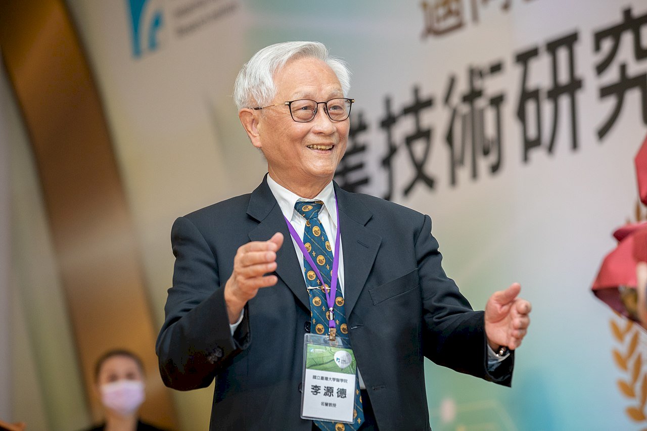 台大醫院前院長：買疫苗不像市場買菜那麼簡單