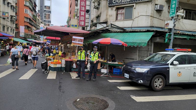 防傳統市場成疫情破口  北市警加強人流管控