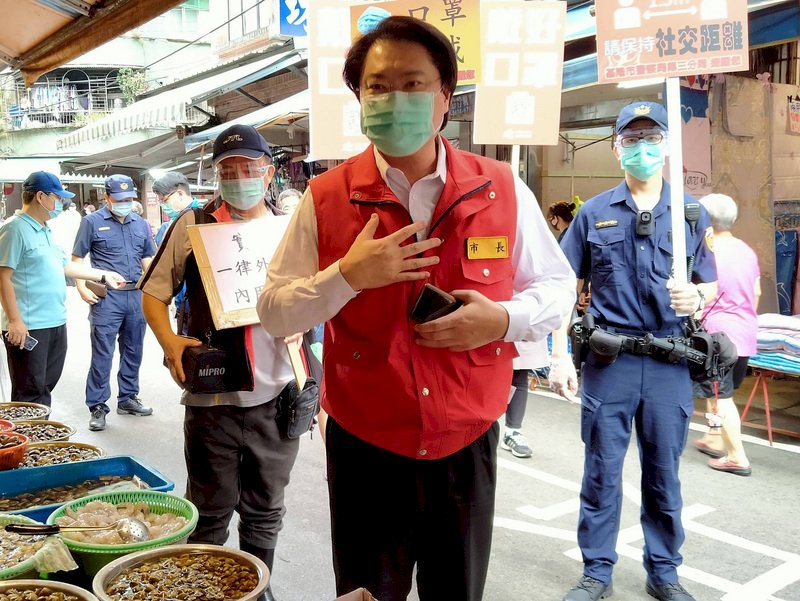 拼傳統市場人流降載  基隆市長林右昌呼籲身分證單數雙數不同天採買