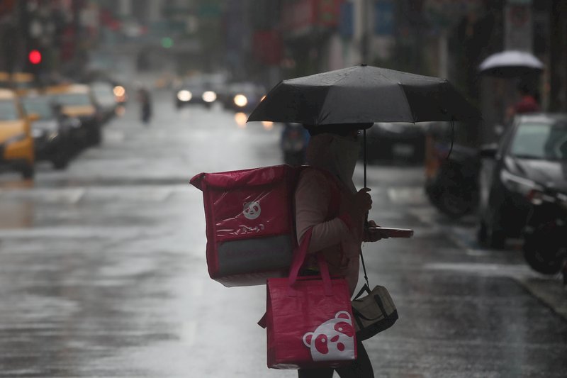 東北風與華南雲雨區影響  降雨至晚間趨緩