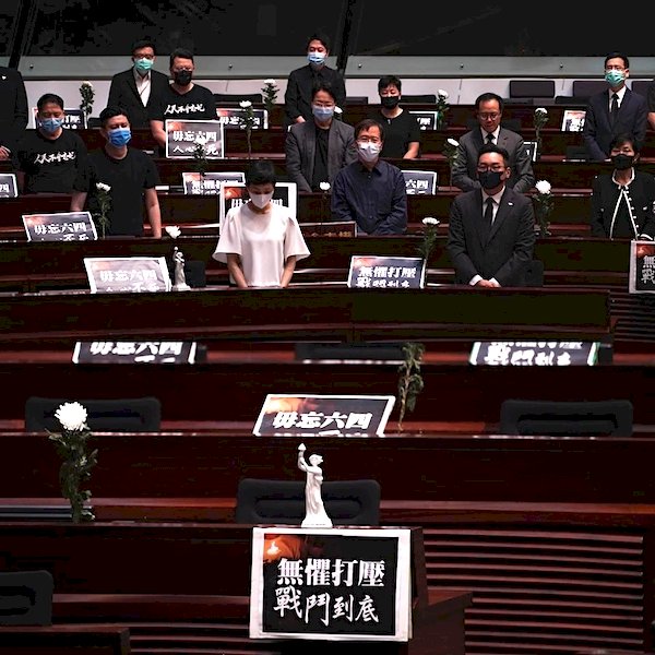 港立法會續審國歌法 民主派議員悼六四