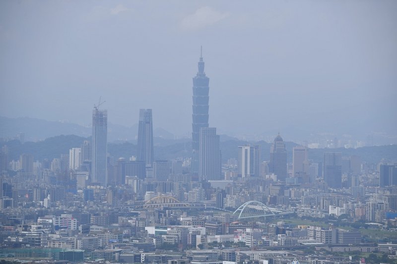 輕颱彩雲恐將通過台灣南端陸地 豪雨特報擴及北台灣