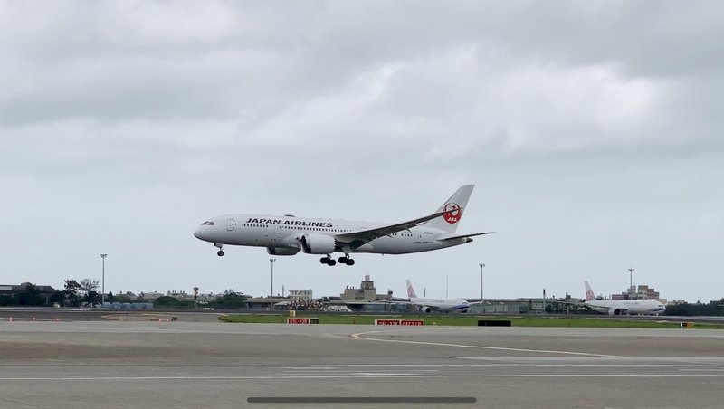 日本支援台灣124萬劑AZ疫苗  運抵桃園機場