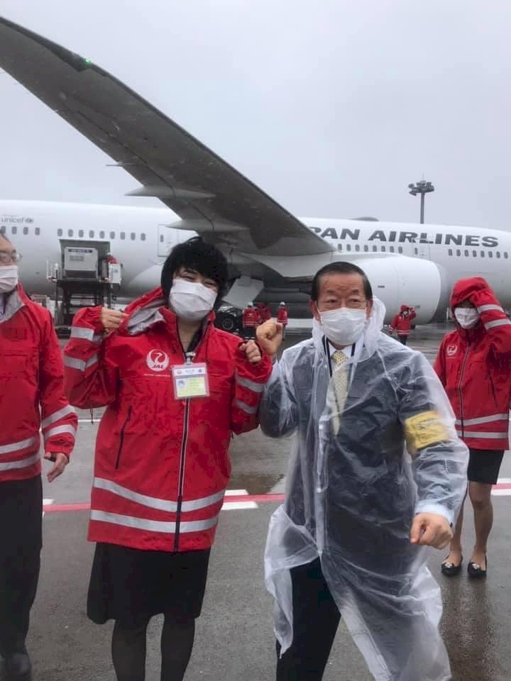 及時雨  非常感謝！謝長廷歡送疫苗專機赴台