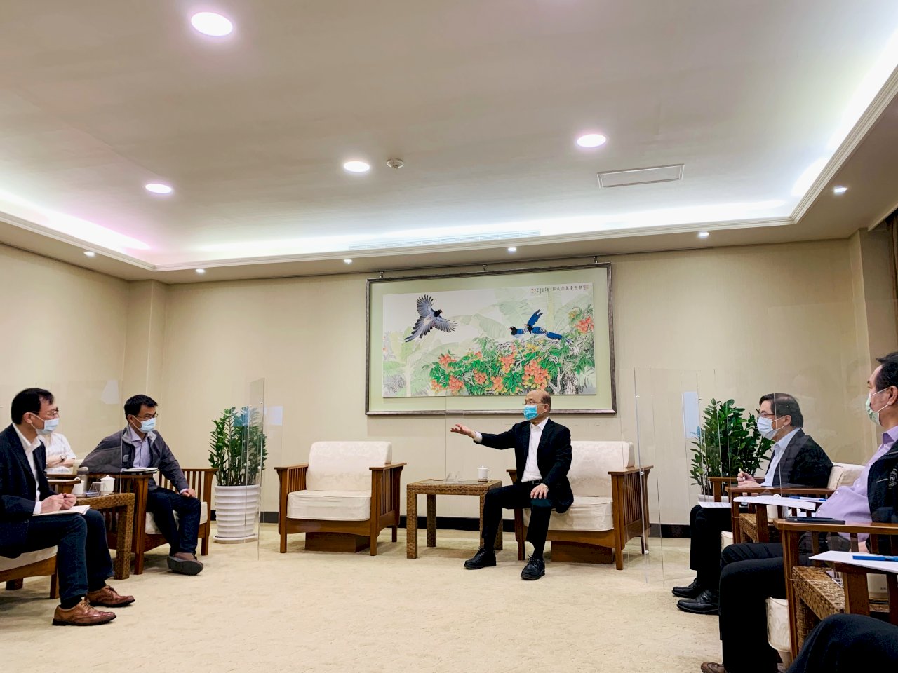 政院：紓困4.0首日撥發555億元 361萬人受惠