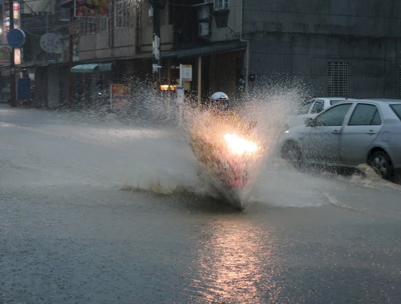 今梅雨鋒面影響範圍擴大  西部東北部有豪雨