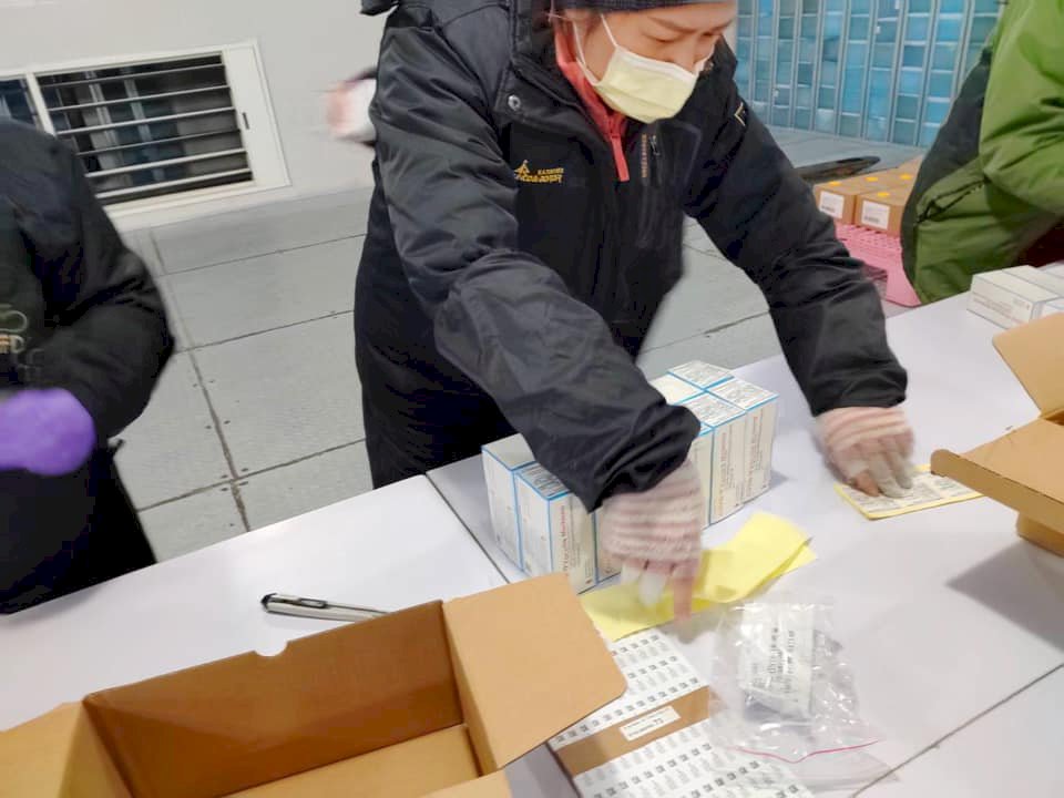 曝莫德納封緘負20度工作照 蘇貞昌：醫護明起施打